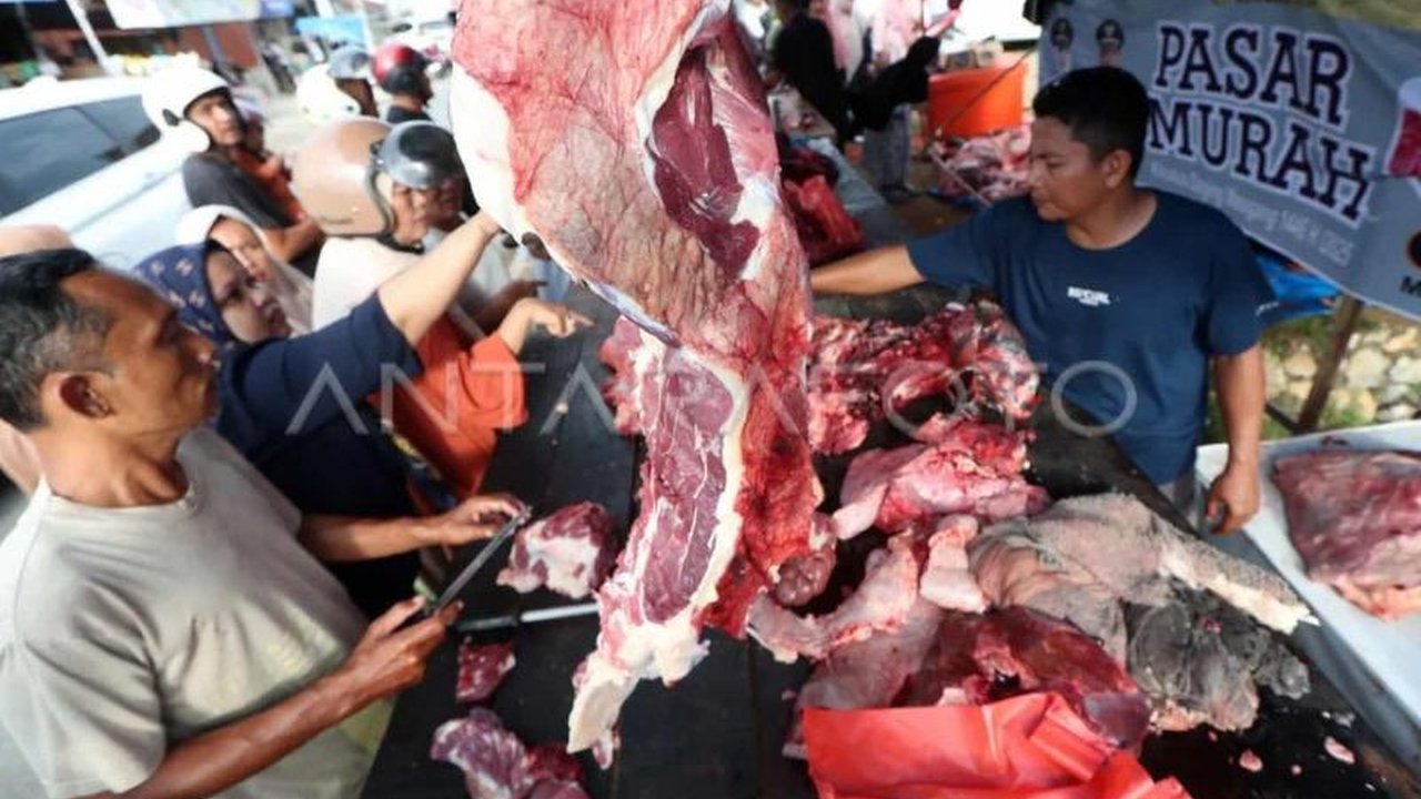 Pemerintah Kota Banda Aceh menggelar pasar murah daging sapi 50 ton seharga Rp140.000/kg untuk mencegah lonjakan harga jelang Idul Fitri.