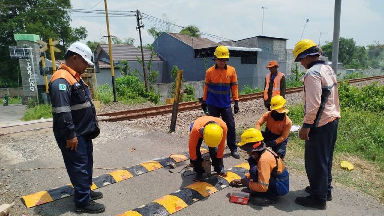PT KAI Daop 7 Madiun memasang 42 speed bump di pelintasan sebidang tak terjaga di wilayah Blitar hingga Magetan guna meningkatkan keselamatan perjalanan kereta api dan pengguna jalan.