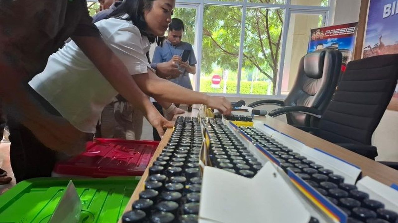 Polda NTT berhasil mengungkap jaringan peredaran obat keras ilegal jenis Poppers antar provinsi dan menangkap dua pemasok utama dari Jakarta dan Surabaya, mengamankan 14.000 botol obat tersebut.