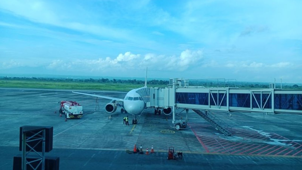 Wakil Menteri Pariwisata meninjau kesiapan Bandara Internasional Lombok dalam menghadapi lonjakan penumpang selama arus mudik Lebaran 2025, memastikan kenyamanan dan keamanan bagi pemudik dan wisatawan.