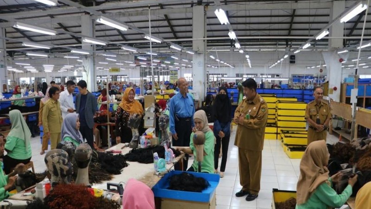 Disnaker Kulon Progo telah menerima dua aduan terkait pembayaran THR Idul Fitri 1446 H; satu kasus telah diselesaikan, satu lagi dilaporkan ke Disnakertrans DIY karena pembayaran di luar batas waktu.