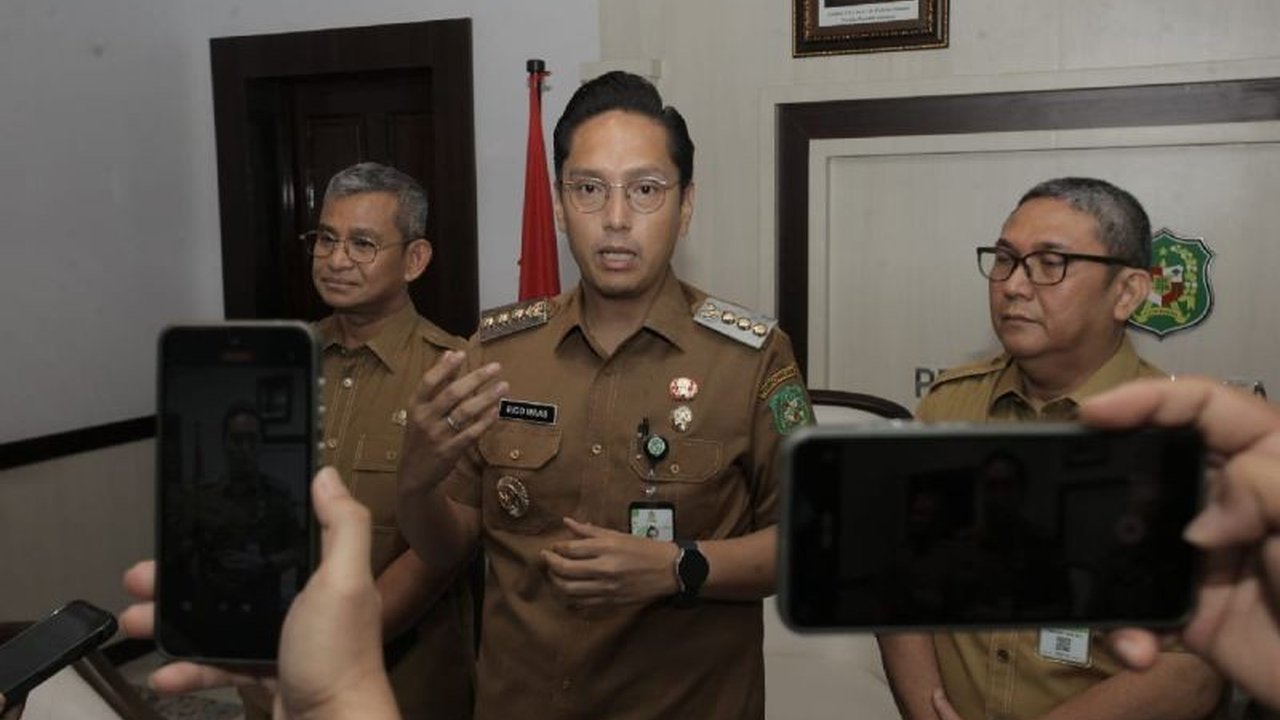 Wali Kota Medan, Rico Tri Putra Waas, menonaktifkan sementara Camat Medan Polonia dan Lurah Tegal Sari Mandala III karena dinilai tidak maksimal dalam melayani masyarakat dan kedapatan terlambat masuk kerja.