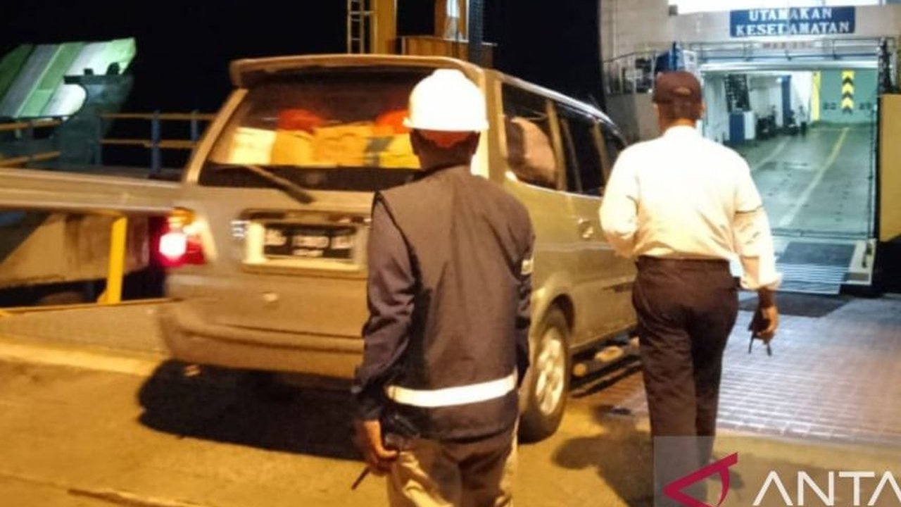 KM Salvia mengangkut 200 pemudik dan 42 kendaraan dari Belitung ke Jakarta pada Selasa dini hari, menandai kelancaran arus mudik Lebaran 1446 H di Pelabuhan Tanjungpandan.