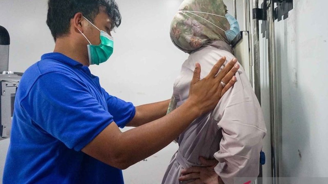 Pemerintah RI gencar optimalkan skrining TBC di lapas untuk mengatasi tingginya angka penularan di lingkungan padat, dengan pemeriksaan menyeluruh dan pengobatan bagi warga binaan.