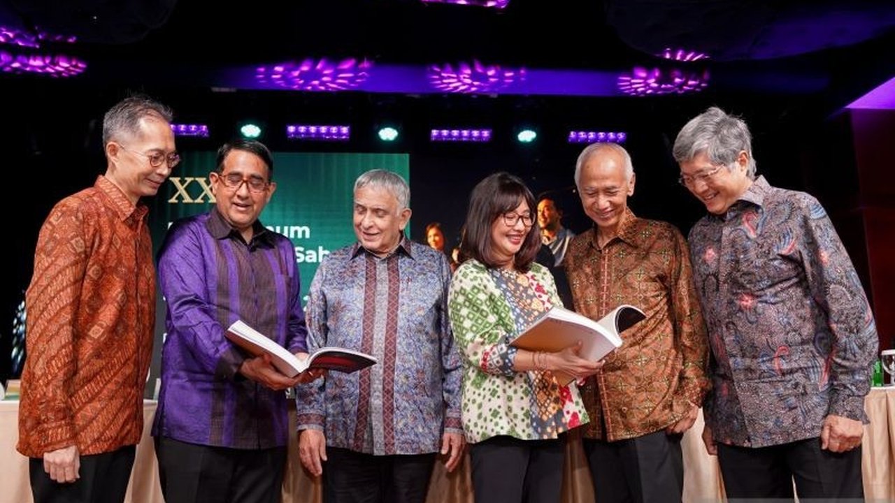 Rapat Umum Pemegang Saham Tahunan (RUPST) Cinema XXI menyetujui pembagian dividen tunai Rp750 miliar atau Rp9 per saham, serta rencana buyback saham maksimal Rp300 miliar, menandakan kinerja keuangan perusahaan yang solid di tahun 2024.