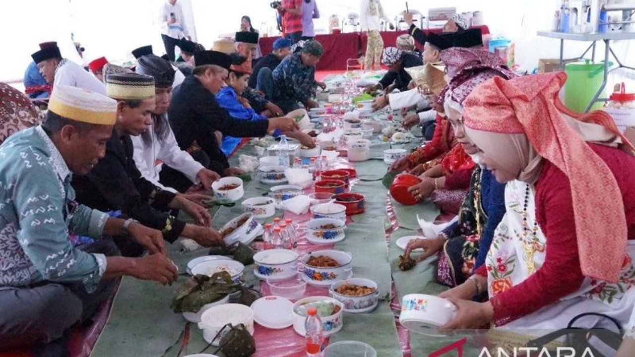 Perubahan pola makan drastis pasca Lebaran memicu gangguan metabolisme seperti hipertensi, peningkatan gula darah, dan obesitas, menurut pakar FKUI.