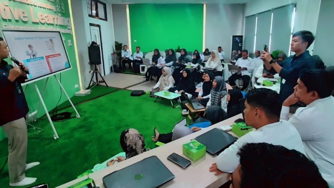 Kecerdasan buatan (AI) berpotensi menghilangkan jutaan pekerjaan di Indonesia, tetapi juga menciptakan peluang baru; dibutuhkan kebijakan tepat untuk menghadapi tantangan ini.