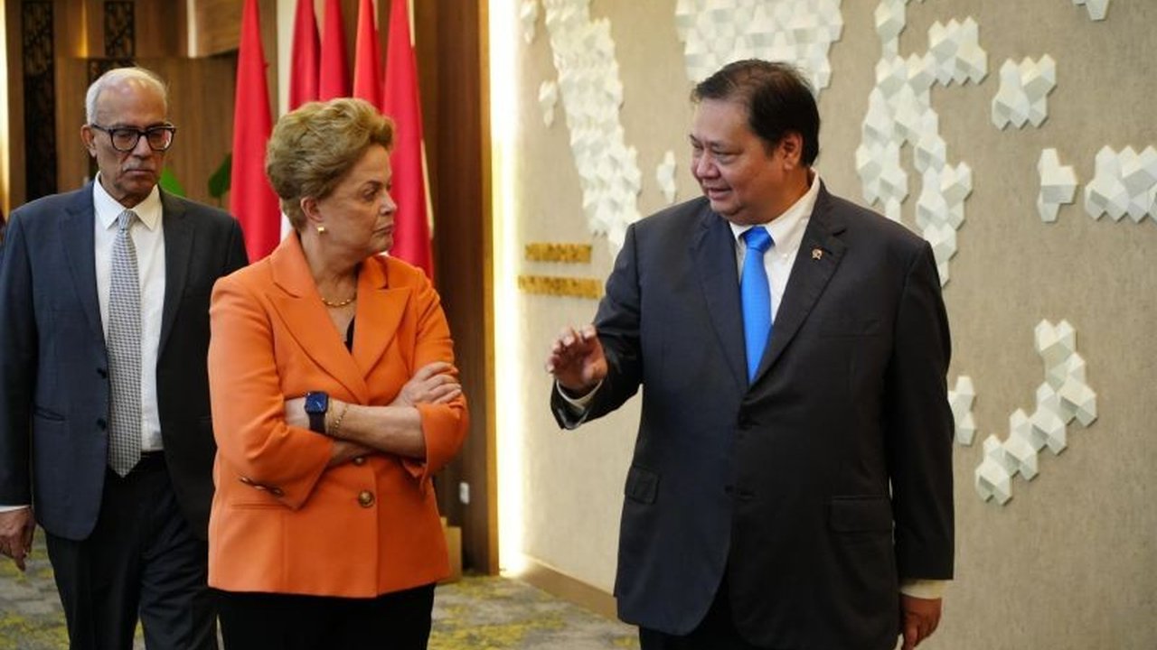 Menteri Airlangga umumkan undangan Indonesia untuk bergabung ke NDB, membuka peluang kerja sama besar di sektor energi terbarukan dan pembangunan berkelanjutan.