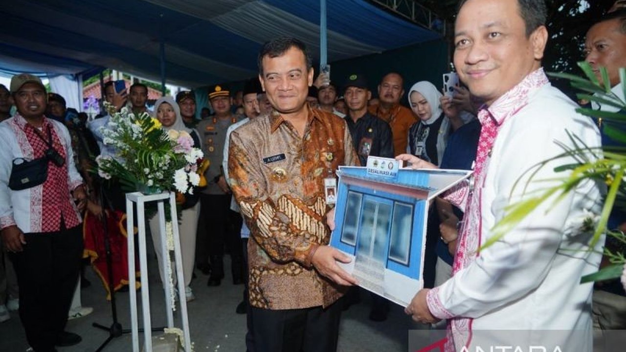 Pemerintah Provinsi Jawa Tengah berkolaborasi dengan Undip dan BUMD menerapkan teknologi desalinasi untuk mengatasi krisis air bersih di wilayah pesisir, khususnya di Pekalongan, Demak, Jepara, dan Semarang.