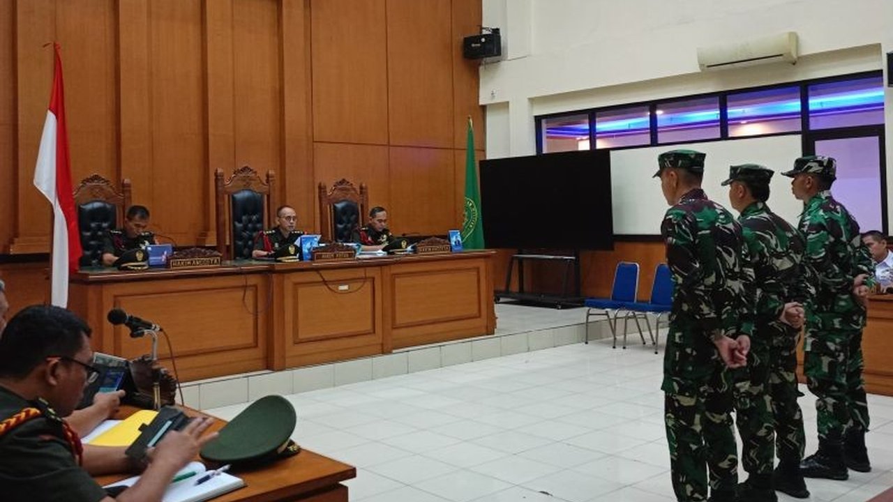 Dua terdakwa TNI AL divonis seumur hidup, satu lainnya 4 tahun penjara atas kasus penembakan bos rental mobil di Tol Tangerang-Merak; ketiganya masih pikir-pikir atas putusan tersebut.