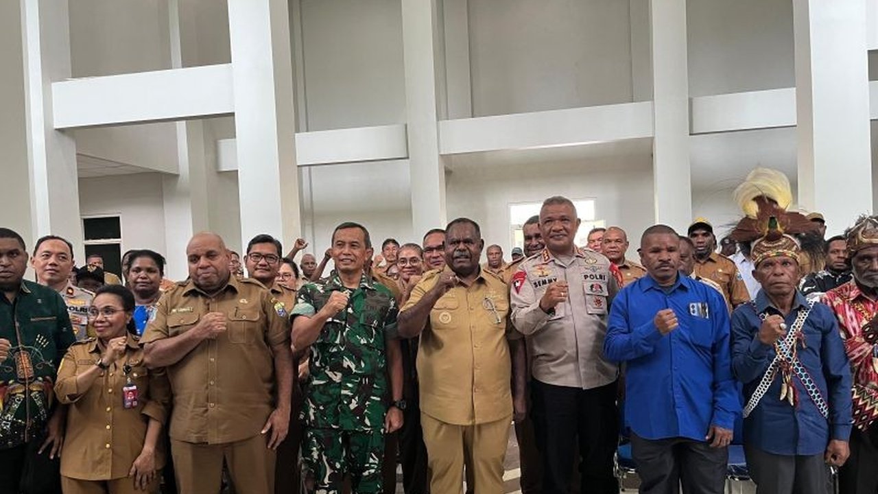 Gubernur Papua Barat Daya, Elisa Kambu, melakukan kunjungan kerja ke Tambrauw untuk memperkuat kolaborasi pembangunan, menekankan pentingnya sinergi pemerintah daerah dan ASN dalam memaksimalkan potensi daerah.