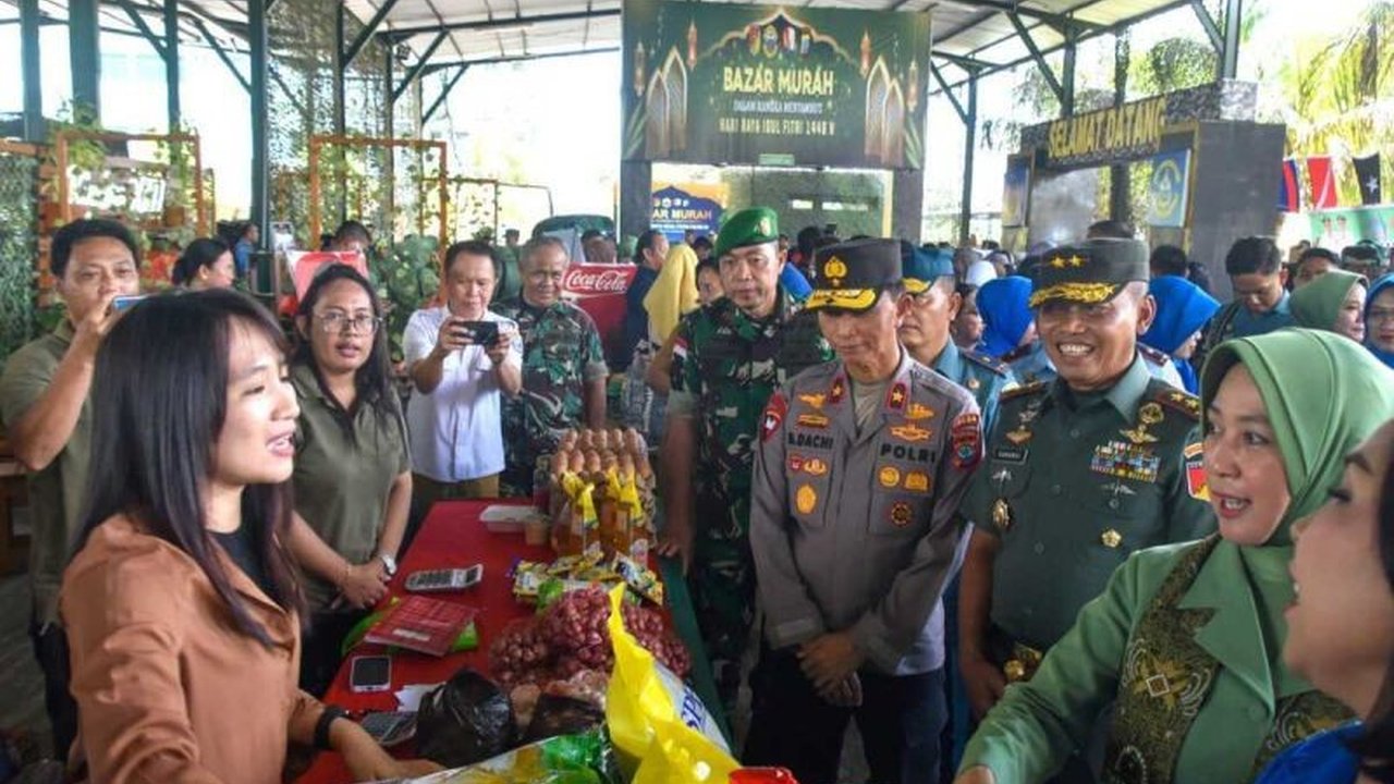 Kodam XIII/Merdeka menggelar Bazar Ramadhan TNI di Manado untuk membantu meringankan beban ekonomi prajurit dan masyarakat jelang Idul Fitri dengan menawarkan berbagai kebutuhan pokok dengan harga terjangkau.