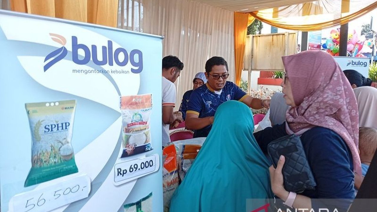 Bulog Banyumas gencar menggelar pasar murah untuk menekan harga pangan menjelang Lebaran 2025, dengan stok beras mencapai hampir 43 ribu ton.