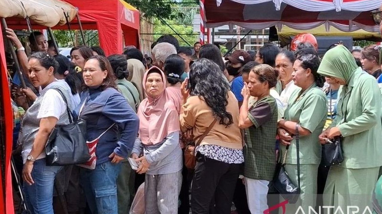Korem 161/Wirasakti Kupang menggelar bazar murah selama dua hari untuk membantu masyarakat menghadapi Idul Fitri dengan menyediakan sembako murah, mendapat sambutan positif dari warga.