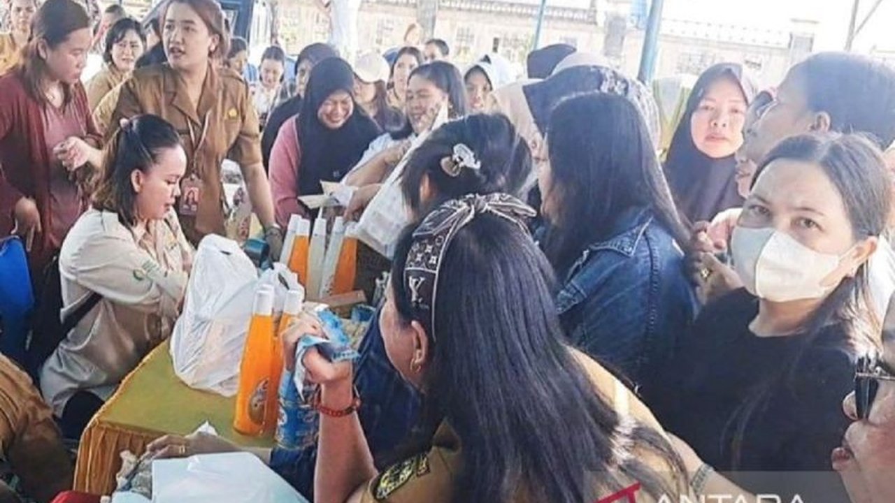 Warga Gunung Mas, Kalimantan Tengah, sangat antusias berbelanja kebutuhan pokok di Gerakan Pangan Murah (GPM) yang digelar pemerintah setempat, dengan harga lebih murah dari pasaran.