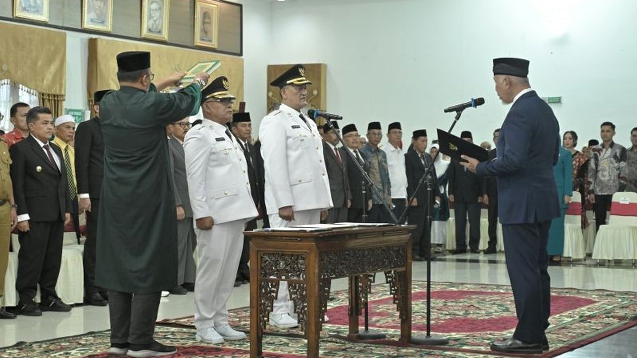 Gubernur Sumatera Barat, Mahyeldi, menekankan pentingnya harmonisasi antara kepala daerah dan wakilnya guna memaksimalkan pembangunan daerah, seperti yang terlihat dalam pelantikan Bupati dan Wakil Bupati Pasaman Barat.