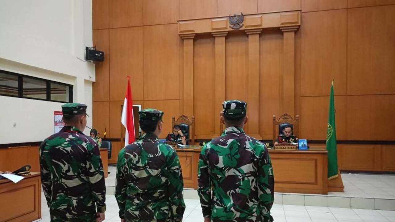 Tiga oknum TNI AL dijatuhi hukuman pidana tambahan berupa pemecatan dari dinas militer karena terbukti membunuh bos rental mobil dan merusak citra TNI.