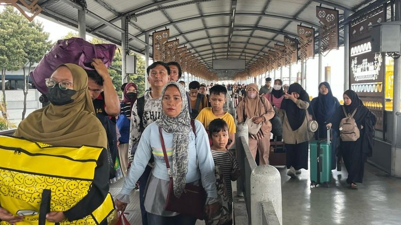 Ribuan pemudik pejalan kaki telah tiba di Pelabuhan Bakauheni, Lampung, pada H-6 Lebaran 2025,  untuk menghindari kemacetan dan menikmati liburan lebih lama bersama keluarga.
