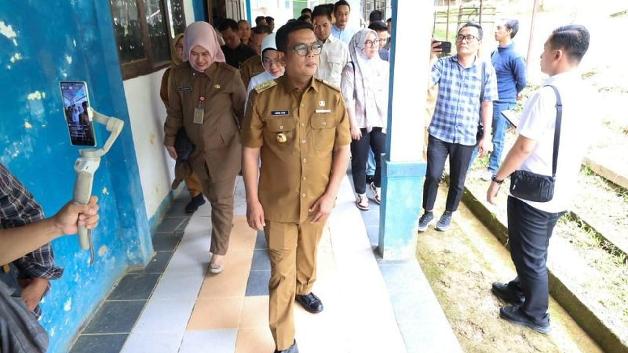 Gubernur Banten, Andra Soni, berkomitmen menyelesaikan pembangunan empat sekolah filial yang hingga kini masih menumpang di sekolah lain, ditargetkan rampung pada tahun 2025.