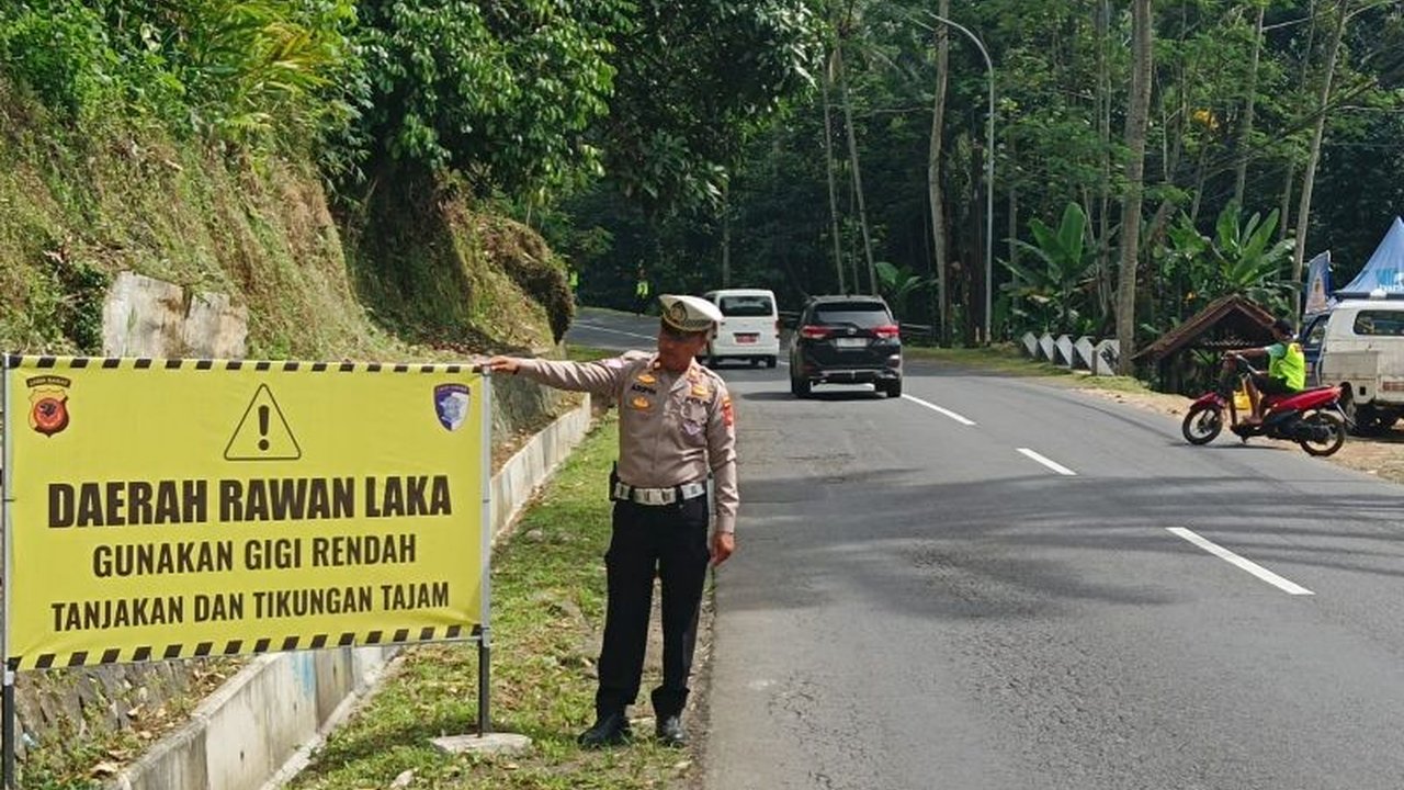 Polres Tasikmalaya menyiapkan tim ganjal ban untuk membantu kendaraan yang kesulitan melewati tanjakan di jalur mudik Tasikmalaya-Garut selama Lebaran 2025, guna mencegah kemacetan.