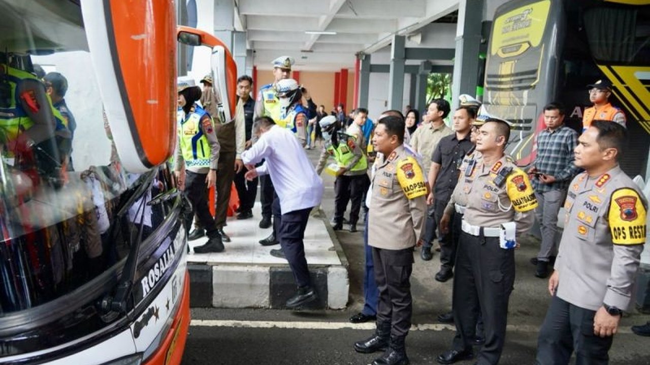 Kapolda Jawa Tengah Irjen Pol. Ribut Hari Wibowo meninjau kesiapan Terminal Mangkang Semarang untuk menghadapi arus mudik Lebaran 2025, mengecek pengamanan, pelayanan, dan kelayakan kendaraan.