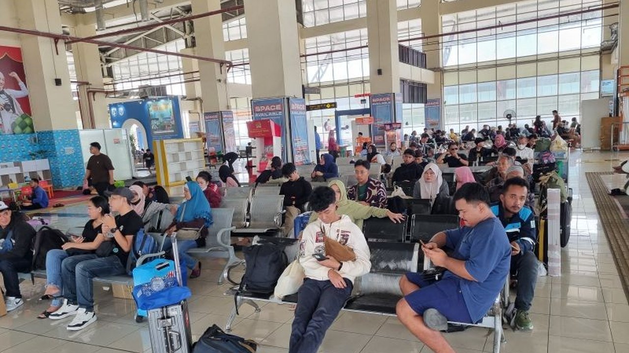 Puncak arus mudik Lebaran 2025 di Terminal Pulo Gebang diperkirakan terjadi pada 28-30 Maret, dengan berbagai persiapan keamanan dan kelancaran telah dilakukan.