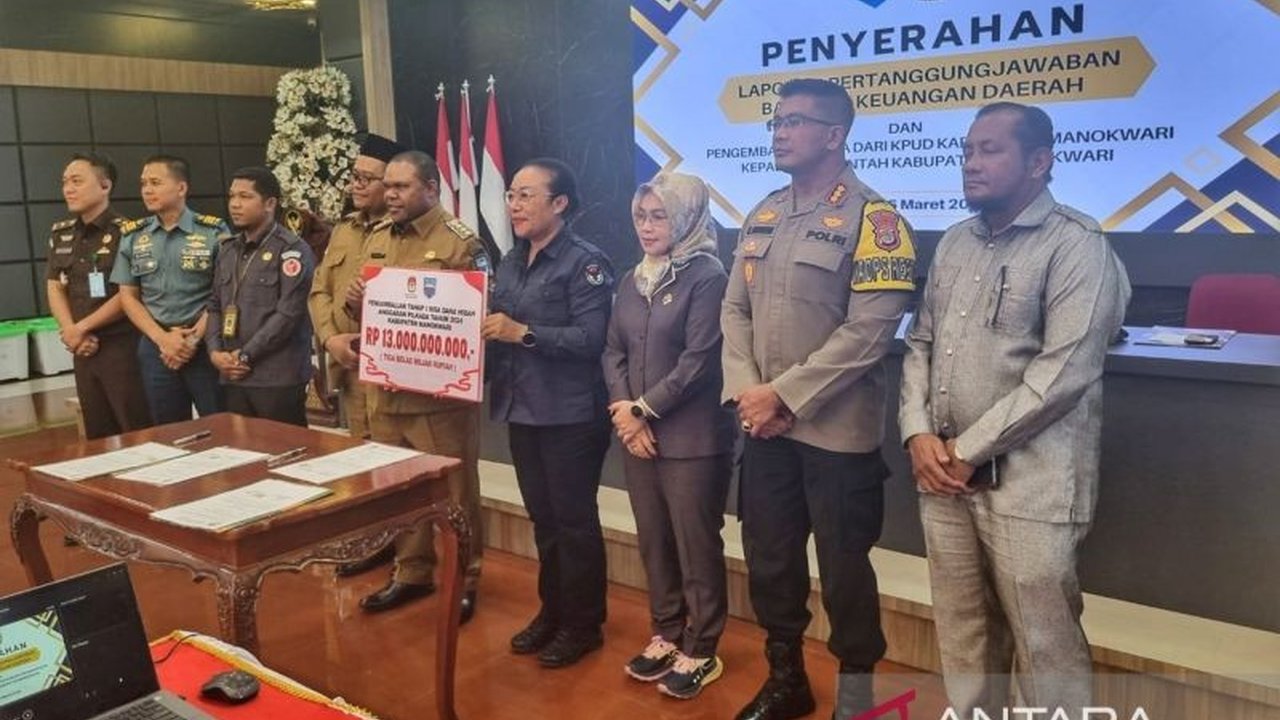 KPU Manokwari mengembalikan dana hibah Pilkada 2024 senilai Rp13 miliar ke Pemkab Manokwari setelah sukses menyelenggarakan Pilkada dengan efektif dan efisien, serta meraih tiga sukses: penyelenggaraan, administrasi, dan penetapan pemenang.