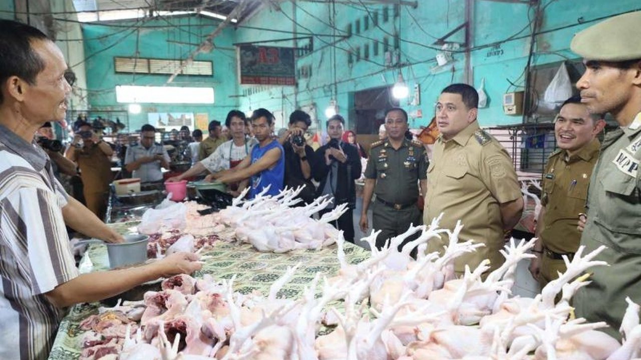 Wali Kota Makassar, Munafri Arifuddin, memantau harga dan ketersediaan pangan di pasar tradisional dan modern jelang Lebaran 2025, menemukan kenaikan harga yang relatif terkendali kecuali cabai rawit.