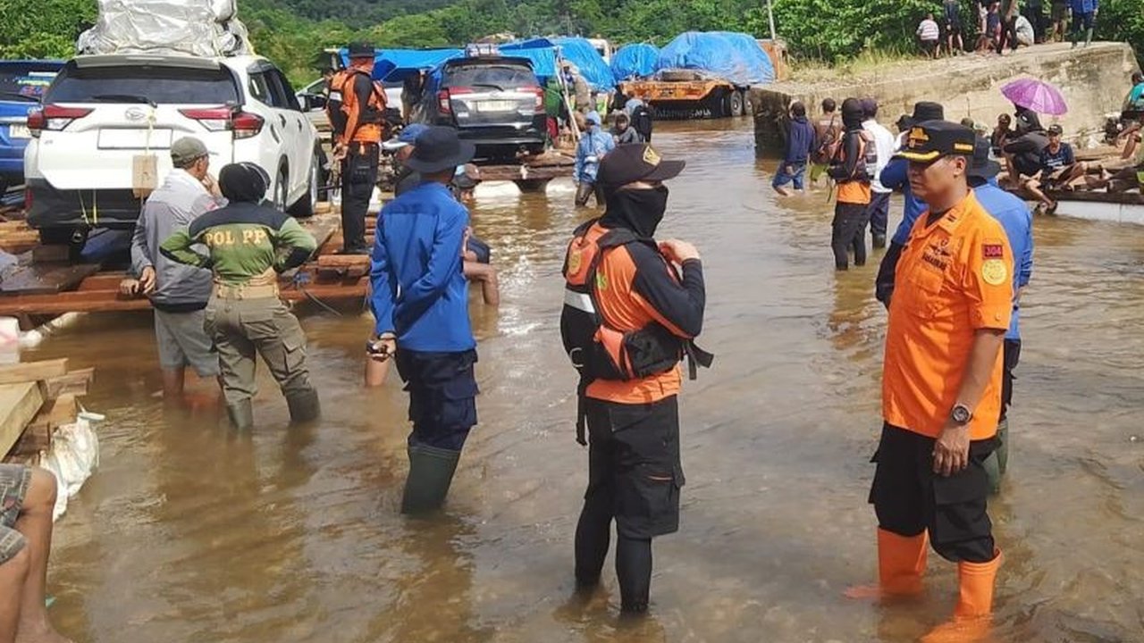 Banjir setinggi 1,5 meter akibat luapan Sungai Lalindu di Konawe Utara, Sulawesi Tenggara, lumpuhkan Jalan Trans Sulawesi dan menghambat aktivitas masyarakat, terutama menjelang mudik Lebaran.
