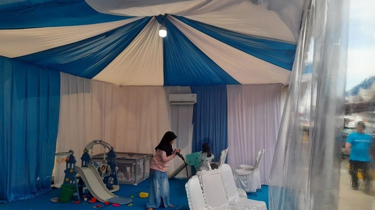 Jelang Lebaran 2025, ASDP dan Pelindo berkolaborasi menyediakan fasilitas lengkap dan nyaman bagi pemudik di Pelabuhan Ciwandan, Cilegon, Banten, termasuk lahan parkir luas, ruang tunggu nyaman, dan bazar UMKM.