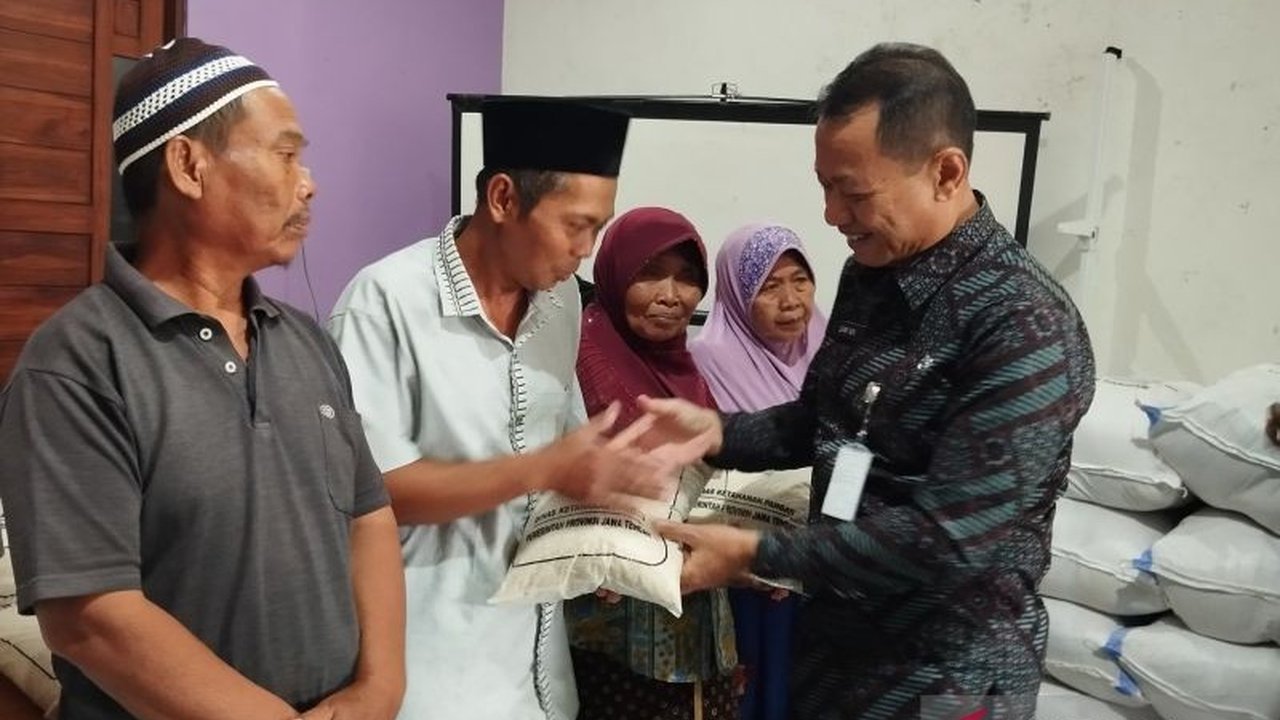 Pemkab Kudus menyalurkan 10 ton beras untuk meringankan beban 80 keluarga di empat desa yang terdampak banjir awal Februari 2025,  dengan harapan bantuan ini dapat membantu warga memenuhi kebutuhan, terutama menjelang Lebaran.