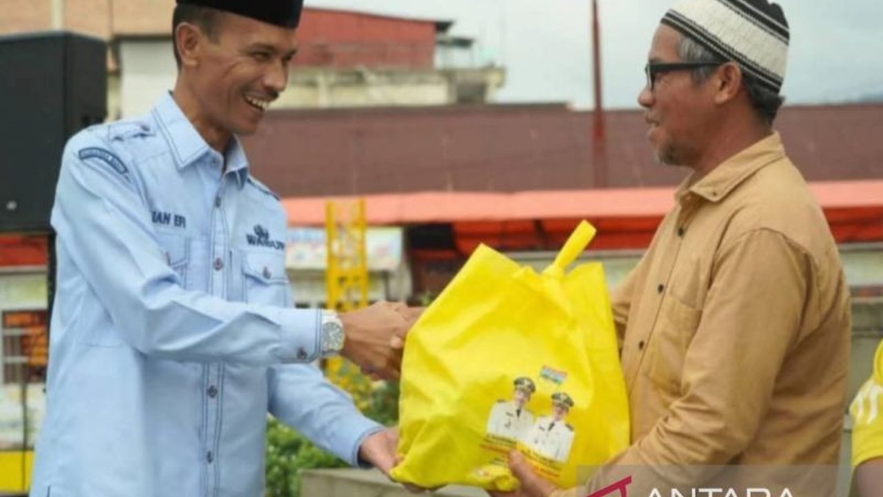 Pemerintah Kabupaten Solok Selatan menggelar pasar murah untuk menekan inflasi dan memastikan ketersediaan bahan pokok bagi masyarakat menjelang Lebaran Idul Fitri 1446 H.