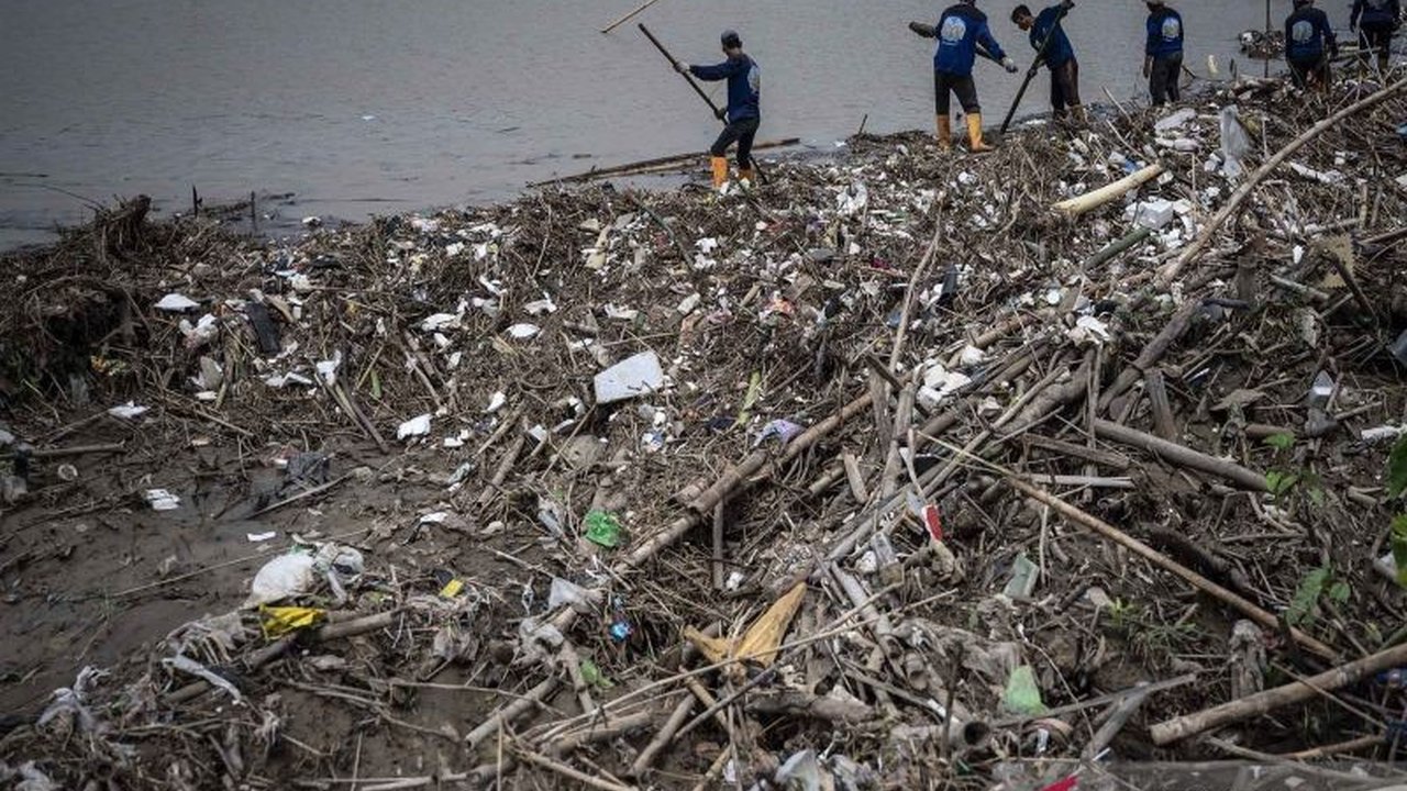 Kementerian Lingkungan Hidup RI menyoroti besarnya biaya pengelolaan sampah di Indonesia yang jauh lebih besar daripada upaya pengurangan sampah, dengan anggaran yang dialokasikan masih jauh dari cukup.