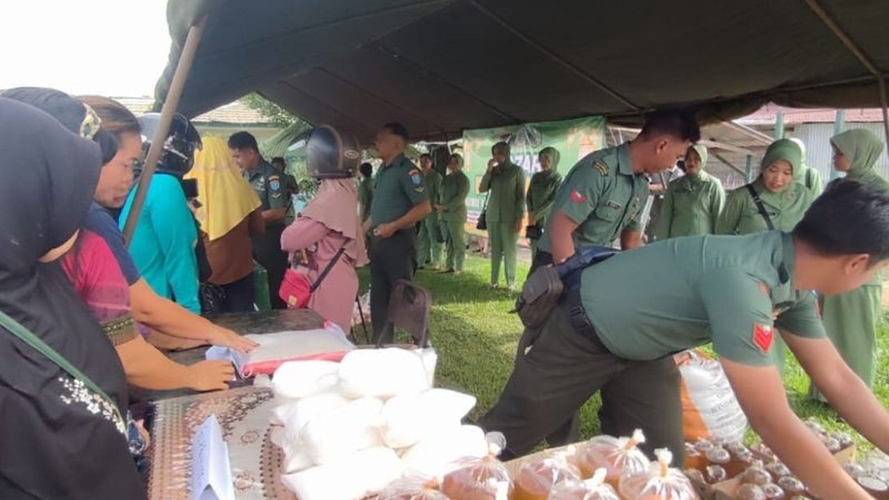 Kodim 1209 Bengkayang menggelar bazar murah Ramadhan untuk membantu warga perbatasan memenuhi kebutuhan pokok menjelang Idul Fitri dengan harga terjangkau.