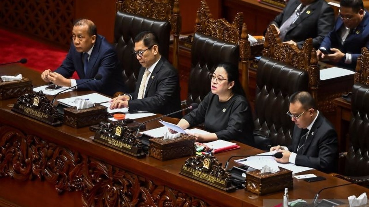 Ketua DPR RI, Puan Maharani, memaparkan sejumlah isu prioritas pengawasan DPR, termasuk penanganan bencana, kesiapan Idul Fitri, dan pelayanan publik, dalam Rapat Paripurna Ke-16 Masa Persidangan II Tahun Sidang 2024-2025.