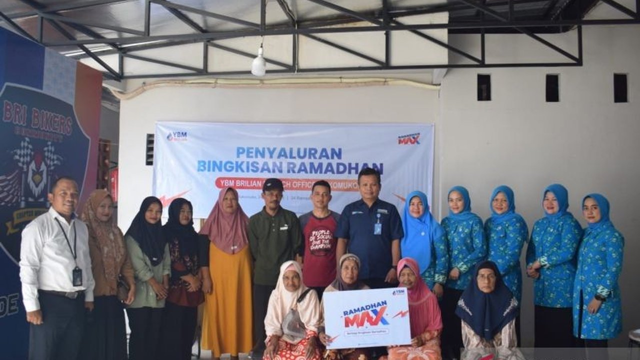 BRI Cabang Mukomuko, Bengkulu, menyalurkan ratusan paket sembako untuk membantu meringankan beban masyarakat kurang mampu selama Ramadhan dan Lebaran.