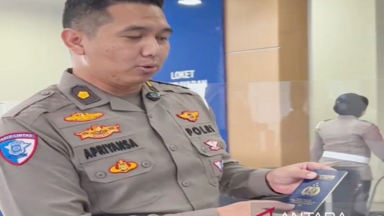 Ditlantas Polda Kalsel resmi menerapkan Buku Pemilik Kendaraan Bermotor elektronik (E-BPKB) sejak Maret 2024, memberikan kemudahan dan kecepatan akses data kendaraan.