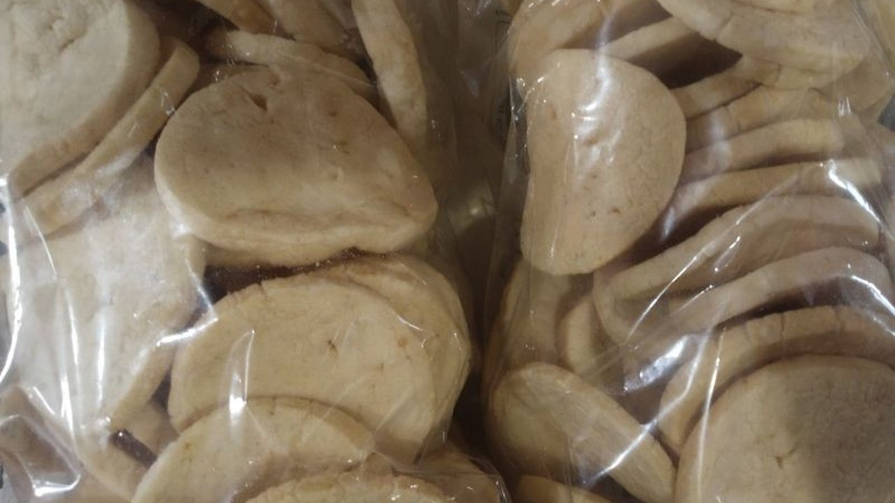 Pedagang kemplang di Palembang kebanjiran pesanan menjelang Lebaran 2025, permintaan meningkat hingga 60-90 kilogram per hari.