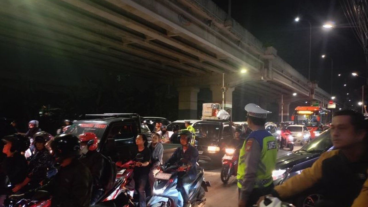 H-6 Lebaran, volume kendaraan di Jalan Kalimalang meningkat 15 persen; kepadatan diperkirakan akan semakin tinggi menjelang tengah malam.