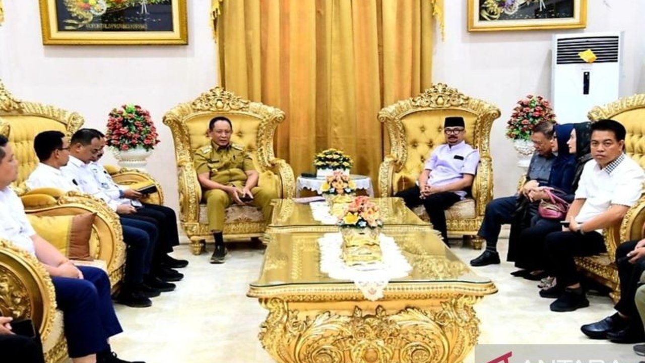 Gubernur Gorontalo, Gusnar Ismail, fokus pada penanganan banjir yang melanda sejumlah wilayah di Provinsi Gorontalo, merespon cepat informasi dari Komisi III DPRD dan berkoordinasi dengan BNPB untuk perbaikan infrastruktur.