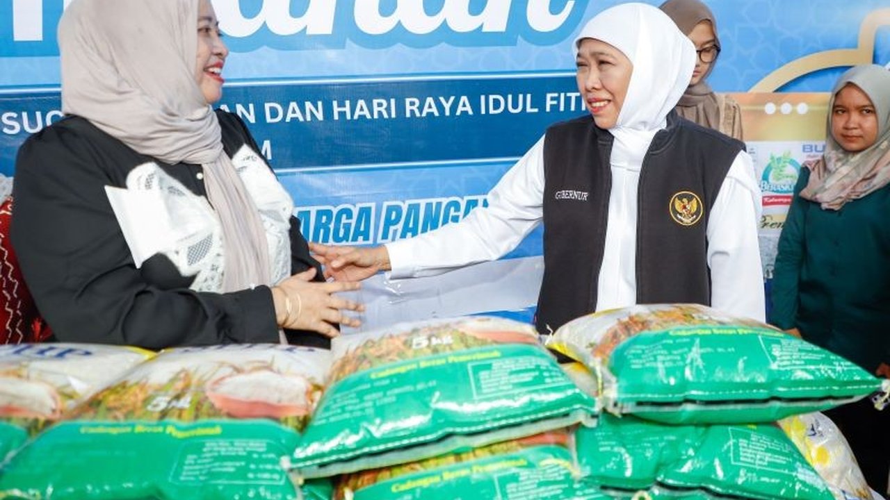 Gubernur Khofifah Indar Parawansa luncurkan Pasar Pangan Murah Ramadhan di Surabaya untuk stabilisasi harga dan pasokan sembako menjelang Lebaran, disambut antusias warga.