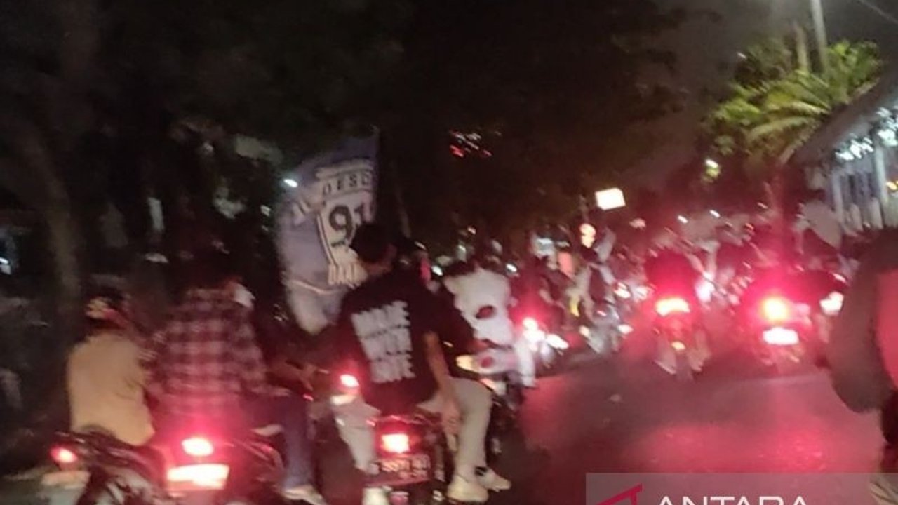 Sekelompok remaja berkonvoi dan menyalakan petasan di Jalan Daan Mogot, Jakarta Barat, menyebabkan kemacetan parah dan mengganggu pengendara lain.