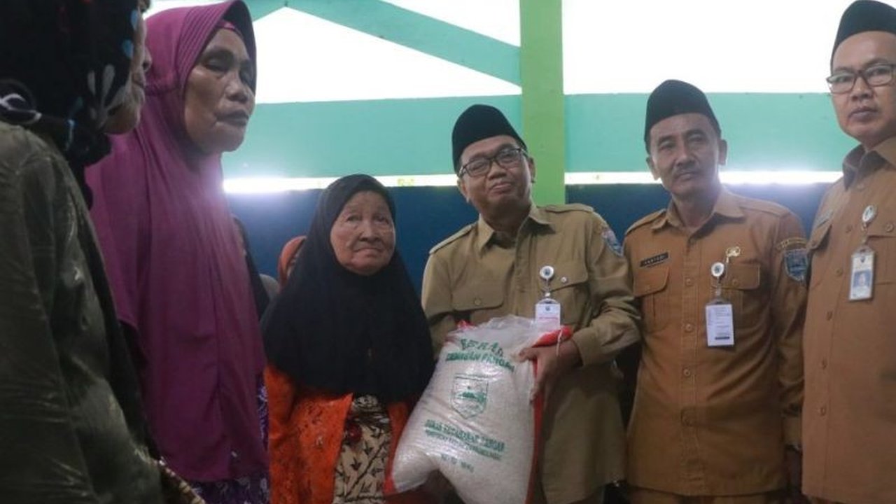 Pemerintah Kabupaten Probolinggo menyalurkan bantuan beras kepada 1.321 Keluarga Penerima Manfaat (KPM) miskin ekstrem di 10 kecamatan, sebagai upaya penanggulangan kemiskinan ekstrem.