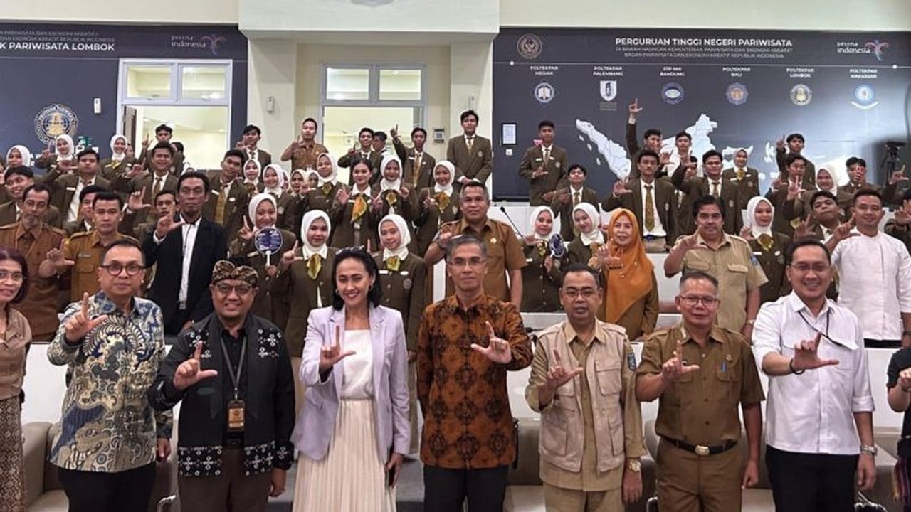 Wakil Menteri P2MI mengingatkan mahasiswa agar waspada terhadap iklan penawaran kerja di luar negeri yang tidak resmi marak di media sosial dan menekankan pentingnya verifikasi informasi.