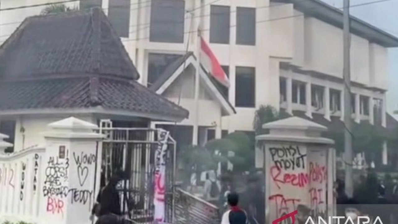 Aksi demonstrasi menolak UU TNI di Karawang berakhir ricuh, menyebabkan perusakan gedung DPRD dan beberapa demonstran diamankan polisi.