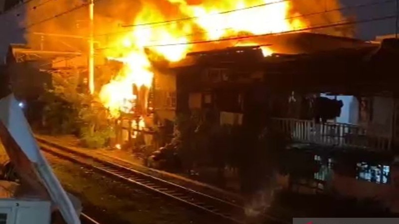 Kebakaran di Grogol, Jakarta Barat, menyebabkan perjalanan KRL Commuter Line lintas Duri-Tangerang dan Bandara Soetta terhambat; Listrik Aliran Atas (LAA) dipadamkan sementara.