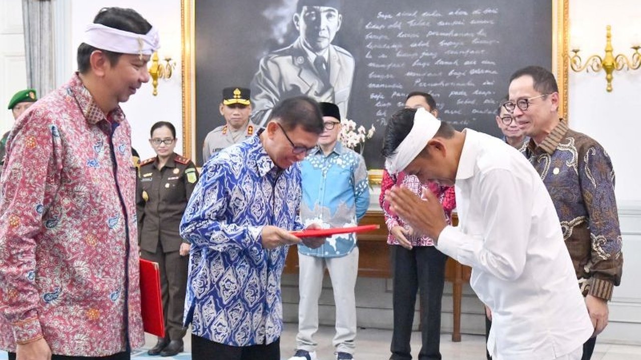 Gubernur Jabar dan OJK Jabar sepakat perkuat kolaborasi untuk memberantas bank dan pinjol ilegal di Jawa Barat, terutama menjelang Lebaran, guna melindungi masyarakat dari praktik keuangan yang merugikan.
