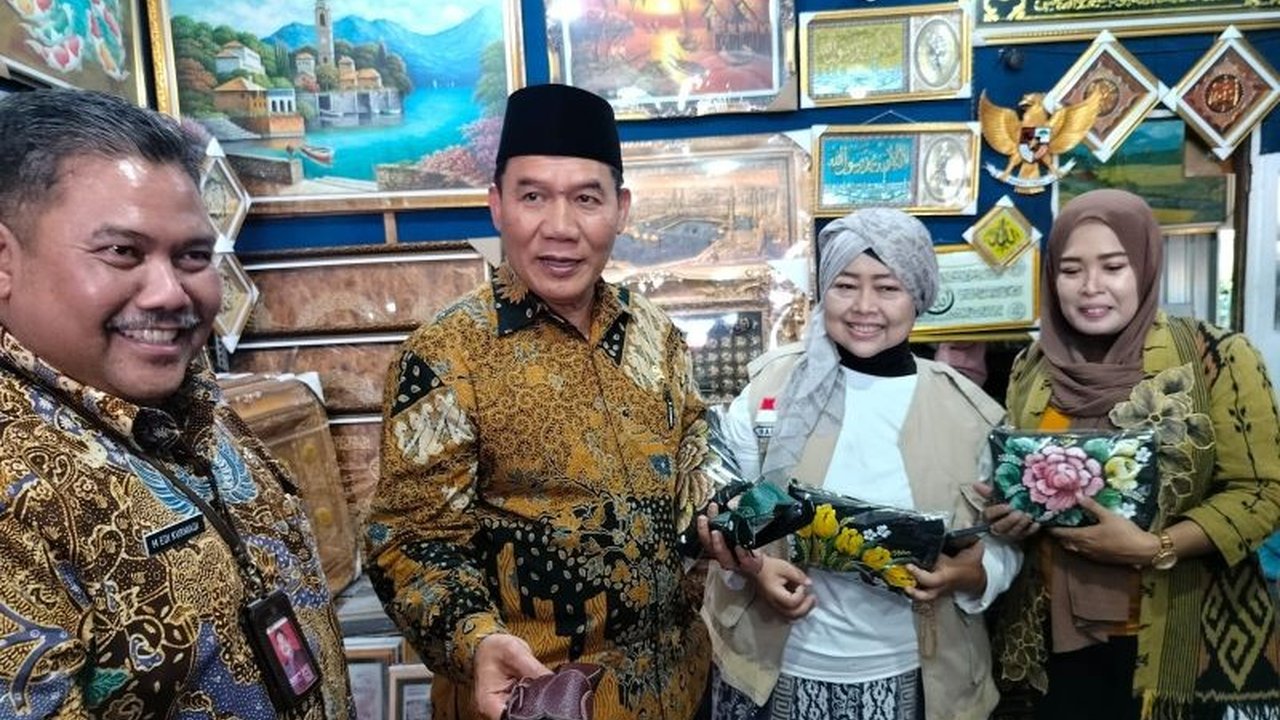 Anggota Komisi VII DPR RI, Bambang Haryo Soekartono, mendorong UMKM Sidoarjo naik kelas melalui strategi promosi di jalan tol dan rest area, serta perlindungan usaha dan peningkatan akses KUR.