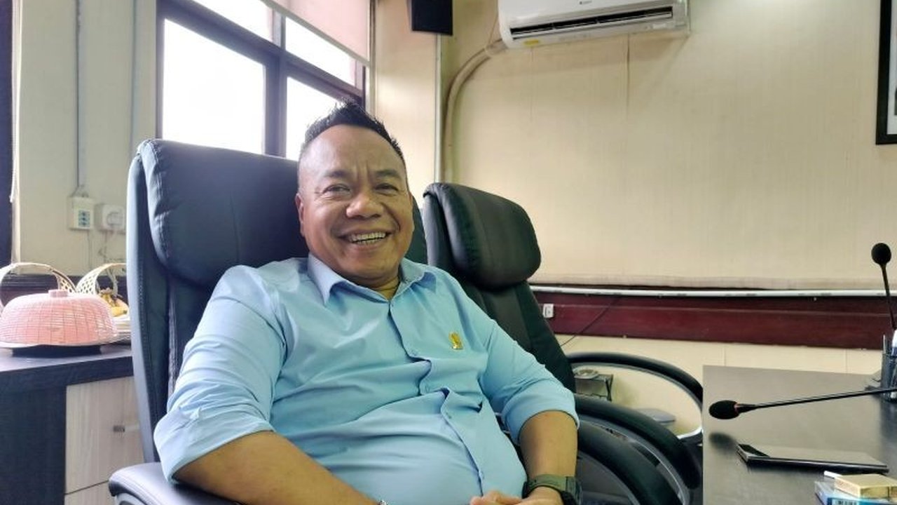 DPRD Surabaya kritisi kebijakan Pemkot Surabaya yang mengajak masyarakat awasi peredaran miras, dinilai lemah dan tanpa tindak lanjut nyata, terutama selama Ramadhan.