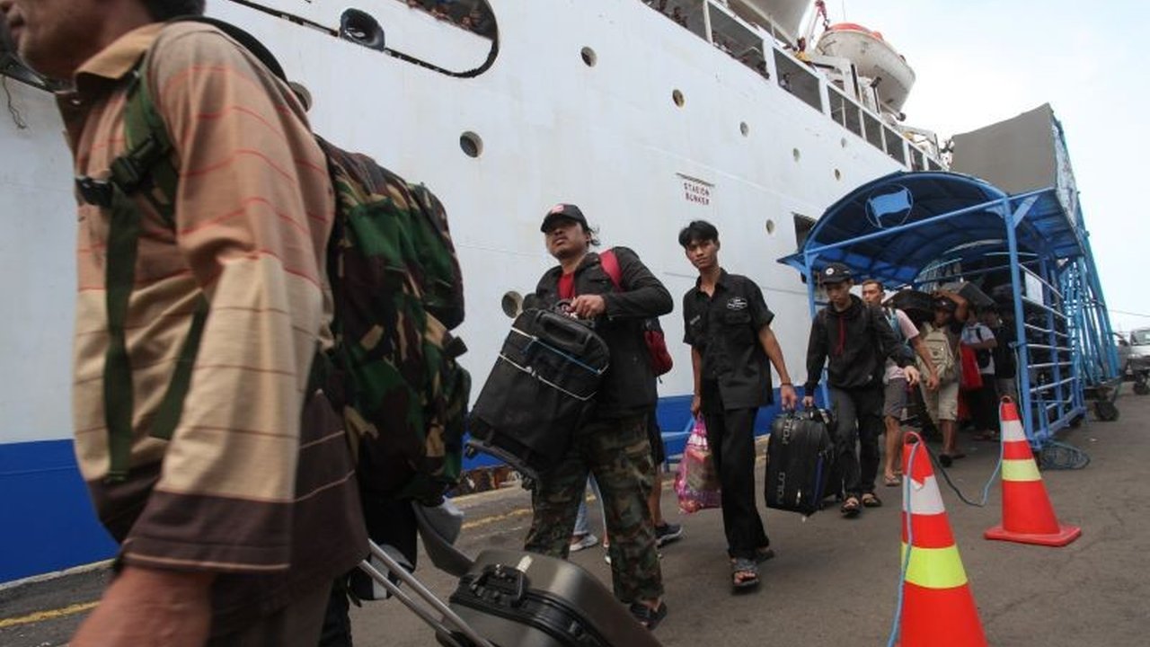 PT Pelni berhasil mengangkut 23.632 pemudik ke Surabaya dari berbagai daerah di Indonesia selama periode 16-25 Maret 2025, menjelang Lebaran 1446 H, didominasi dari Balikpapan dan Makassar.